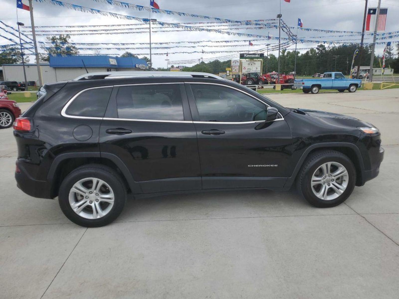 2018 BLACK JEEP CHEROKEE LATITUDE PLUS (1C4PJLLB9JD) with an 2.4L engine, Automatic transmission, located at 3553 US Hwy 190 W., Livingston, TX, 77351, (936) 967-8141, 30.812162, -95.077309 - Photo #5