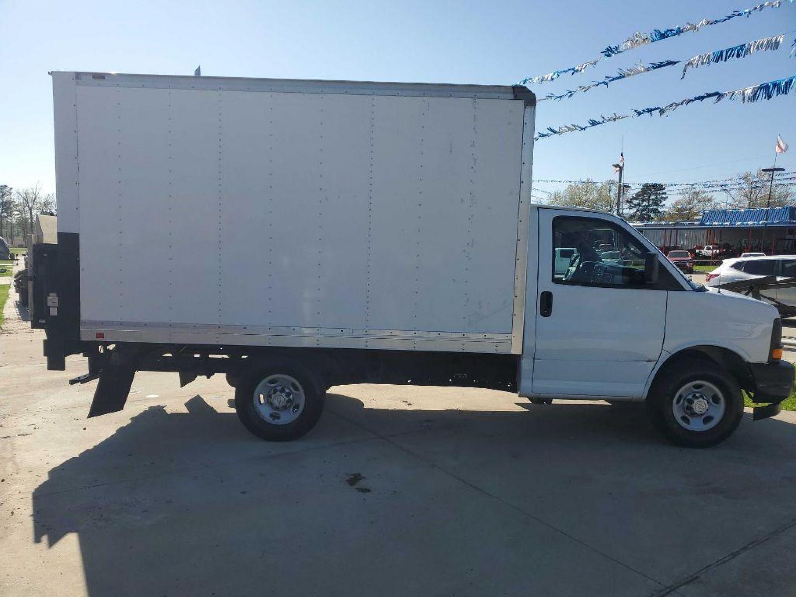 2017 White CHEVROLET EXPRESS G3500 12FT L, 6FT W (1GB0GRFF8H1) with an 4.8L engine, Automatic transmission, located at 3553 US Hwy 190 W., Livingston, TX, 77351, (936) 967-8141, 30.812162, -95.077309 - Photo #4