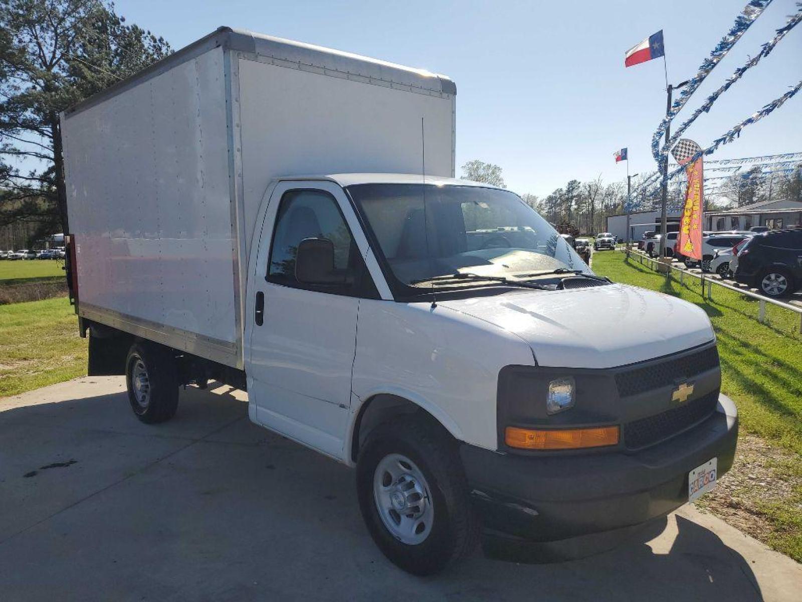 2017 White CHEVROLET EXPRESS G3500 12FT L, 6FT W (1GB0GRFF8H1) with an 4.8L engine, Automatic transmission, located at 3553 US Hwy 190 W., Livingston, TX, 77351, (936) 967-8141, 30.812162, -95.077309 - Photo #5
