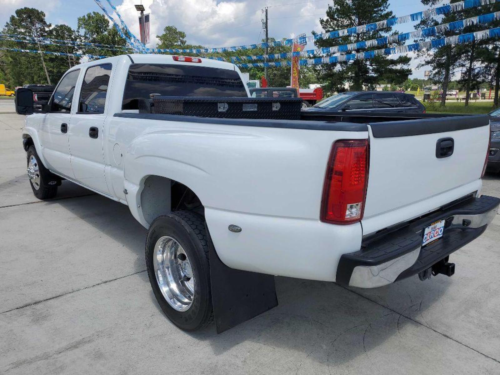 2006 White CHEVROLET SILVERADO 3500 (1GCJK33D76F) with an 6.6L engine, Automatic transmission, located at 3553 US Hwy 190 W., Livingston, TX, 77351, (936) 967-8141, 30.812162, -95.077309 - Photo #2