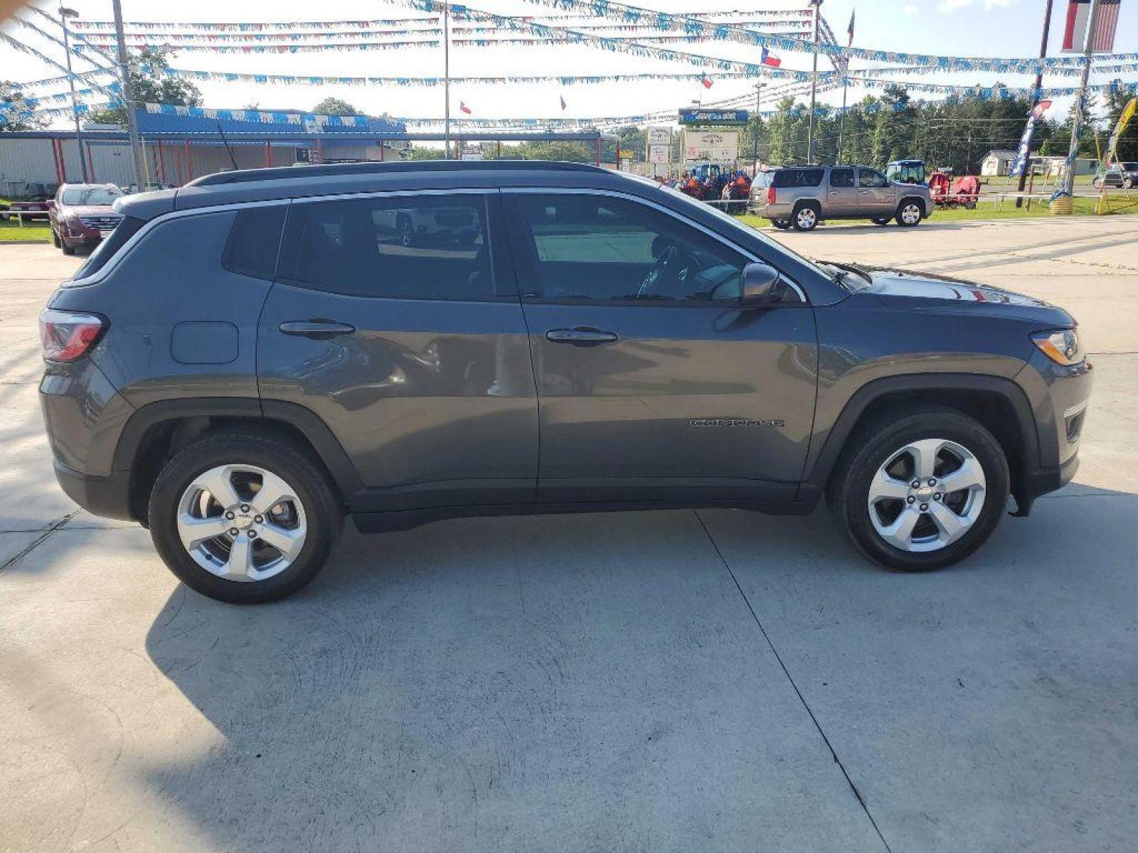 2018 Gray JEEP COMPASS LATITUDE (3C4NJCBB2JT) with an 2.4L engine, Automatic transmission, located at 3553 US Hwy 190 W., Livingston, TX, 77351, (936) 967-8141, 30.812162, -95.077309 - Photo #5